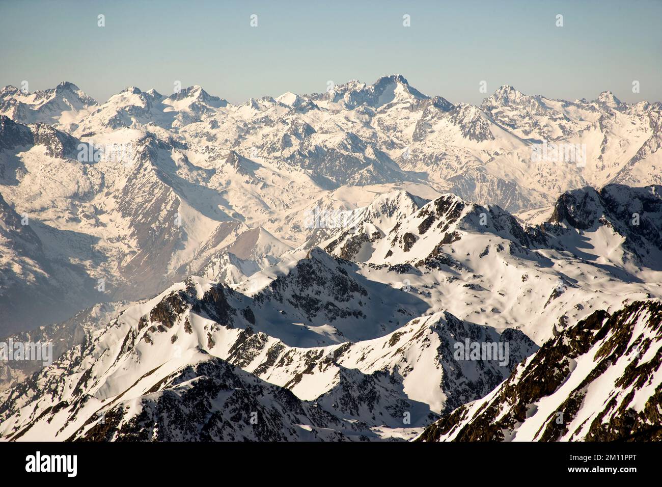 Luftaufnahme der französischen Pyrenäen mit Schnee im Winter Stockfoto