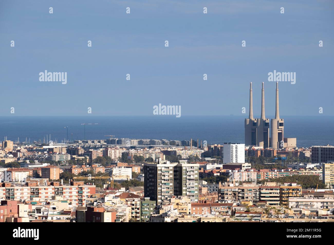 Luftaufnahme der Stadt Barcelona und im Hintergrund die Schornsteine des früher als das Thermalkraftwerk Sant Adria genutzten Kraftwerks Stockfoto