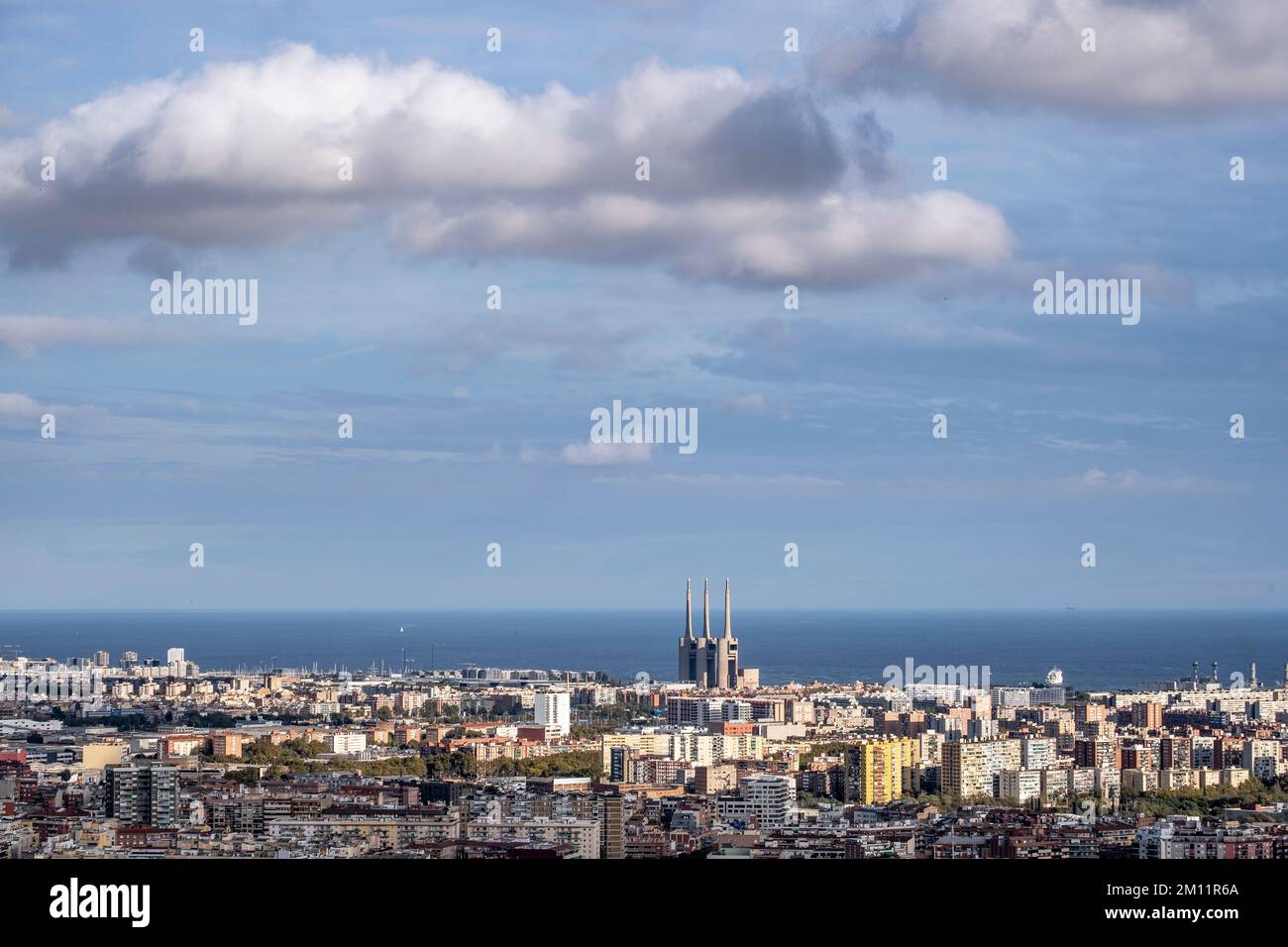 Luftaufnahme der Stadt Barcelona und im Hintergrund die Schornsteine des früher als das Thermalkraftwerk Sant Adria genutzten Kraftwerks Stockfoto