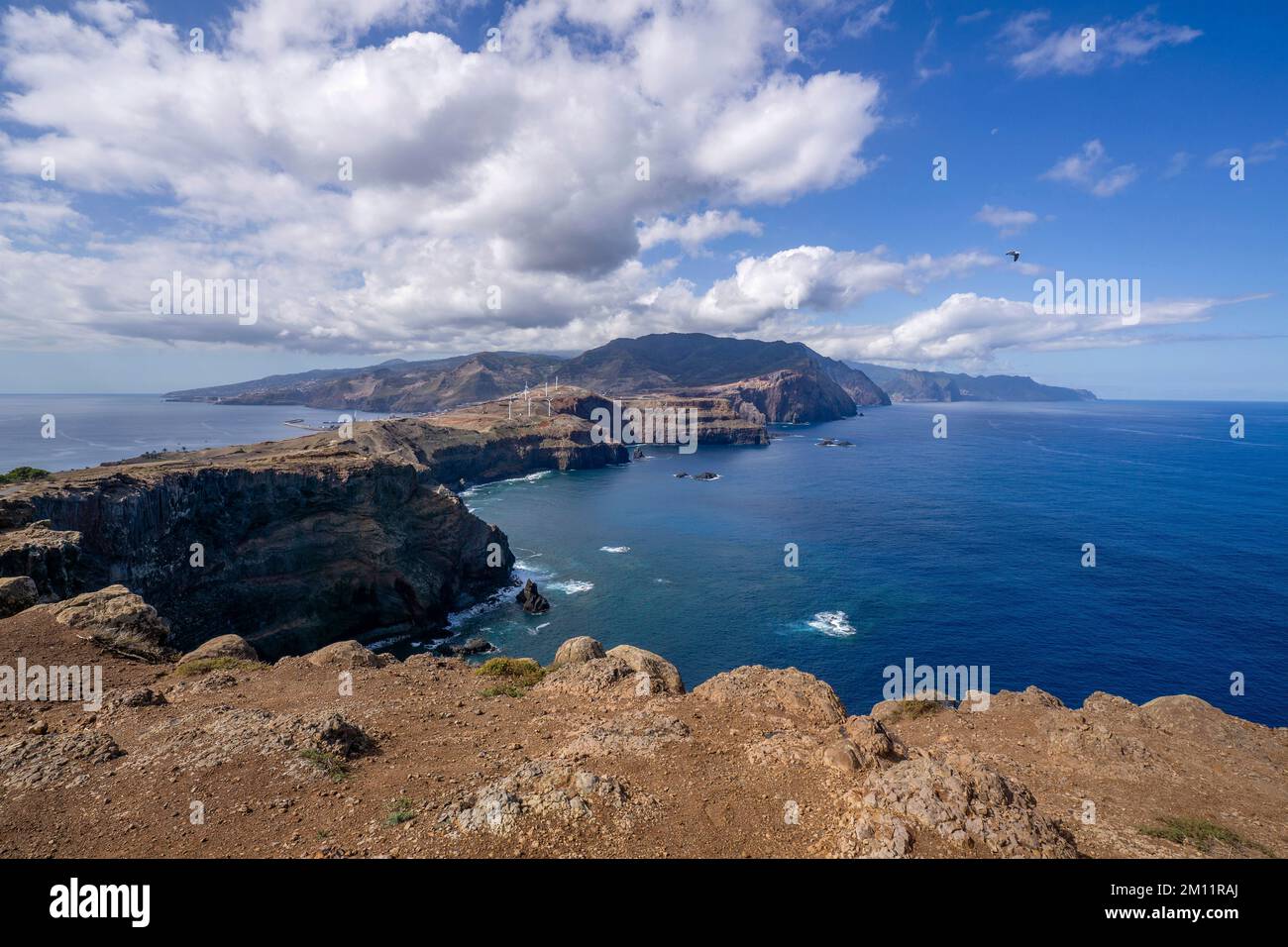 Steile Küste von Ponta do rosto auf Madeira mit Blick nach Westen Stockfoto