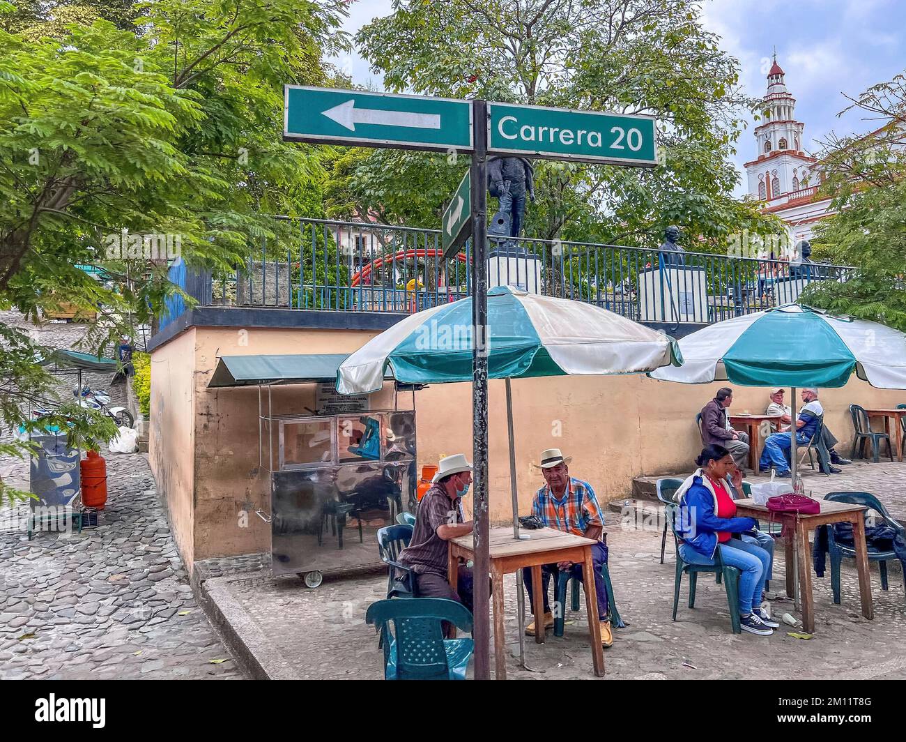 Südamerika, Kolumbien, kolumbianische Anden, Departamento Antioquia, Straßenszene am zentralen Platz in Concordia Stockfoto