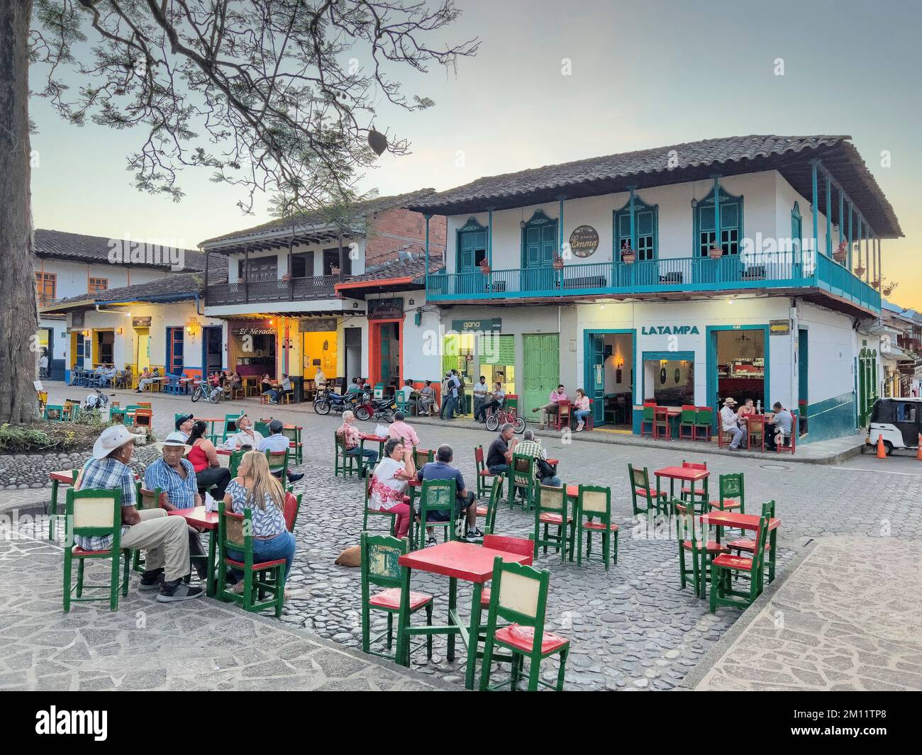 Südamerika, Kolumbien, Departamento de Antioquia, kolumbianische Anden, Jardín, Stimmungsvolle Straßenszene bei Sonnenuntergang Stockfoto