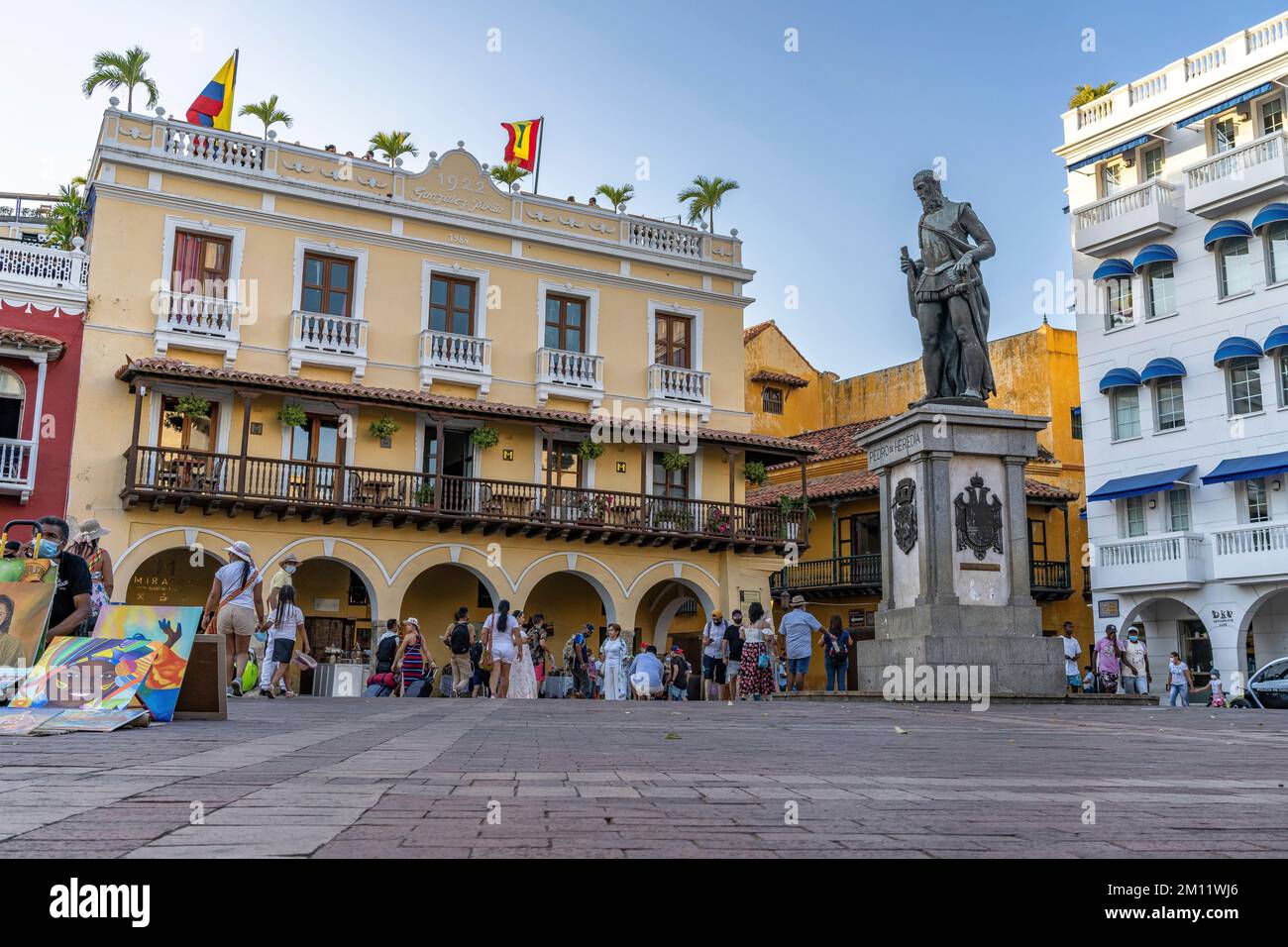 Südamerika, Kolumbien, Departamento de Bolívar, Cartagena de Indias, Ciudad Amurallada, Plaza de los Coches mit Statue von Don Pedro de Heredia Stockfoto
