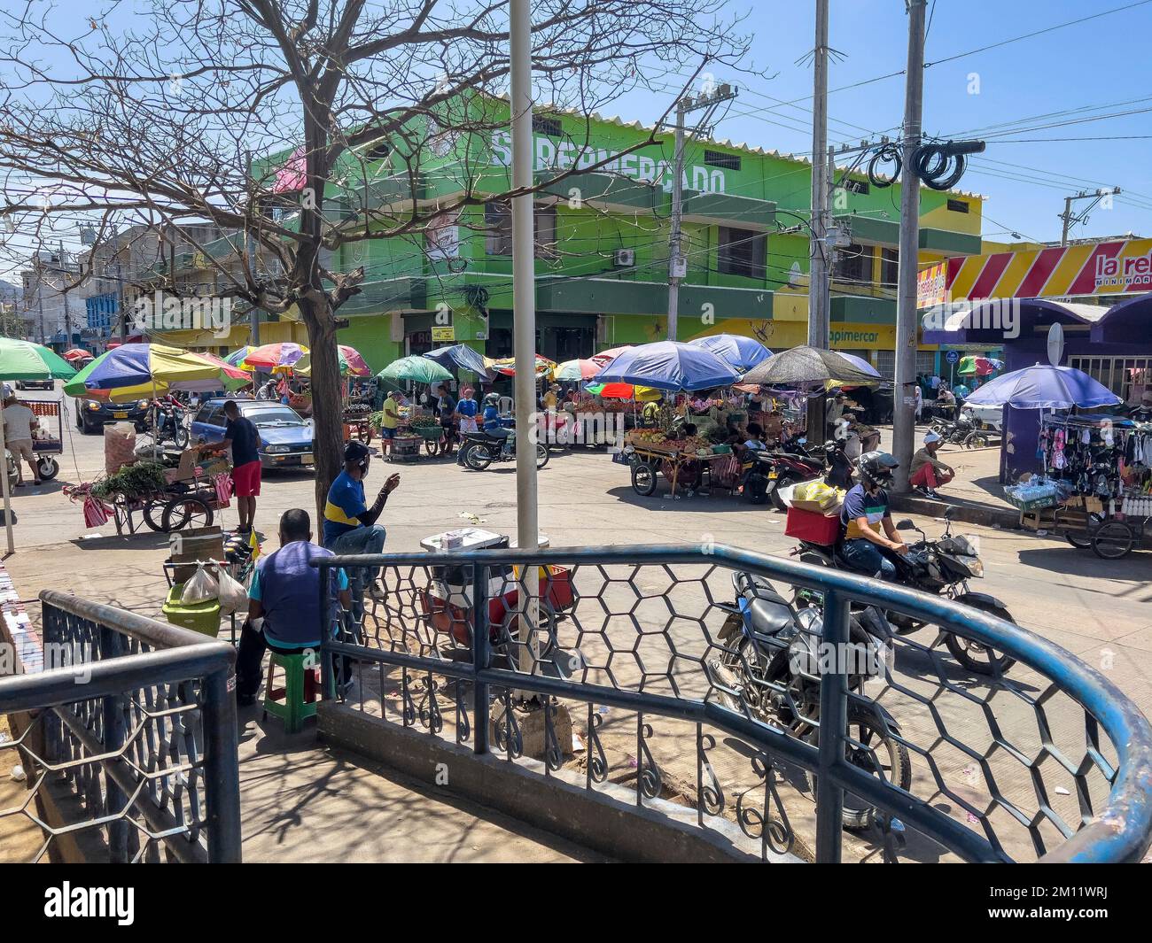 Südamerika, Kolumbien, Departamento del Magdalena, Karibikküste, Santa Marta, Lebhafte Straßenszene im Zentrum von Santa Marta Stockfoto
