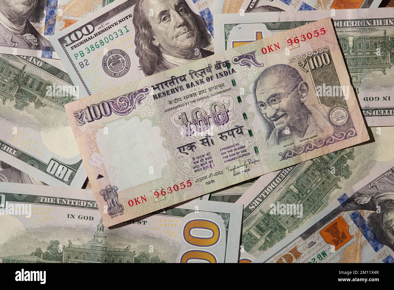 Nahaufnahme der US-Dollar- und indischen Rupie-Banknoten. Wechselkurs, US-Dollar und indische Rupie Stockfoto