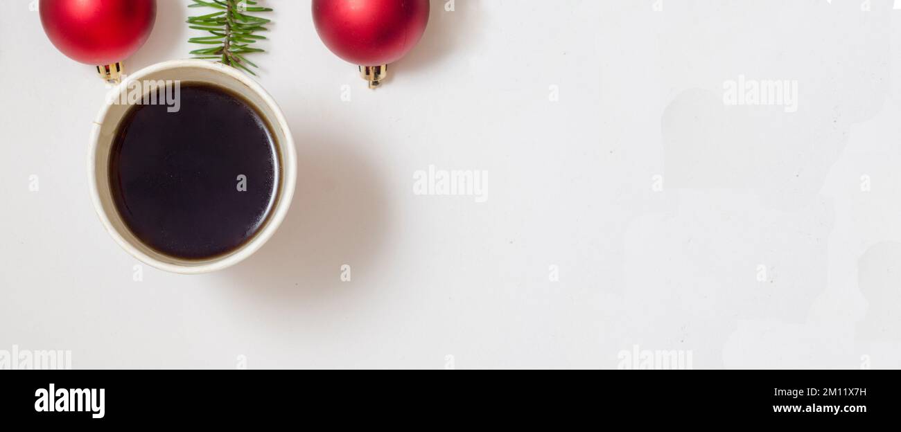 Eine Tasse Kaffee und weihnachtsdekor auf weißem Hintergrund. Draufsicht, Banner. Stockfoto