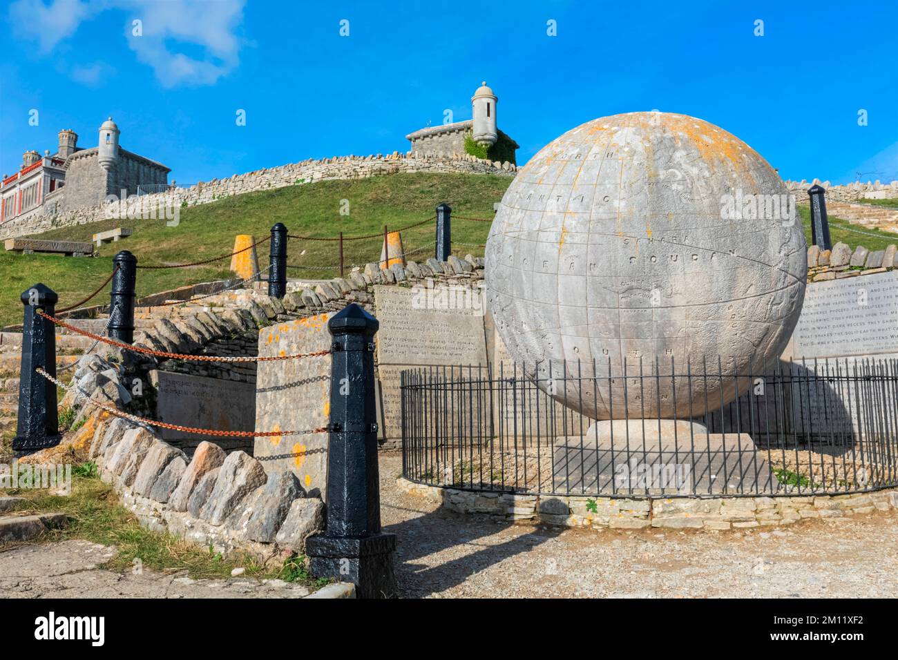 England, Dorset, Swanage, Durlston Head Country Park, der 40 Tonnen schwere Portland Stone Great Globe Stockfoto