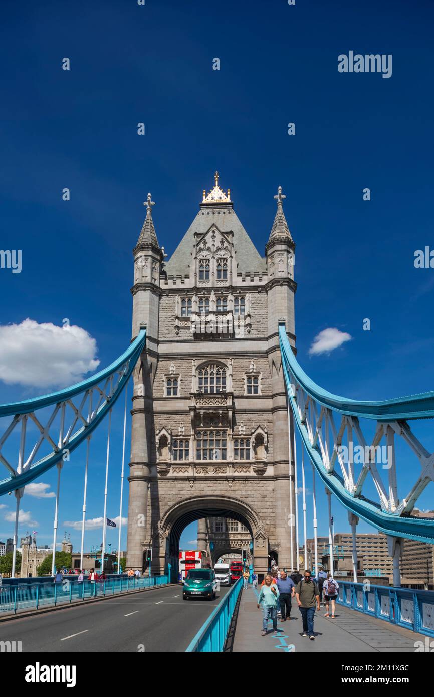 Tower Bridge mit rotem Doppeldeckerbus tagsüber, London, England Stockfoto
