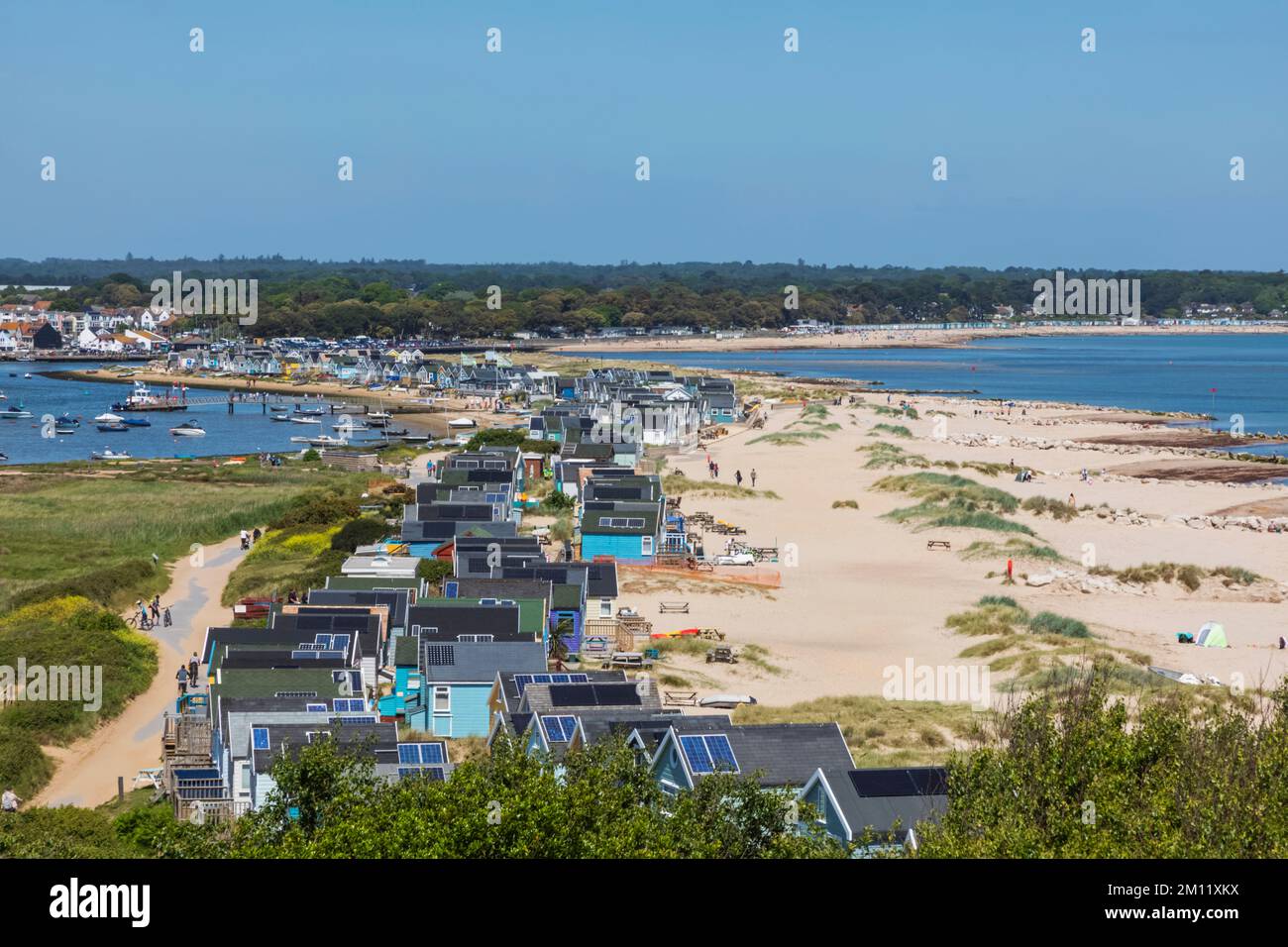 England, Dorset, Christchurch, Mudeford Sandbank, Beach und Beach Huts Stockfoto