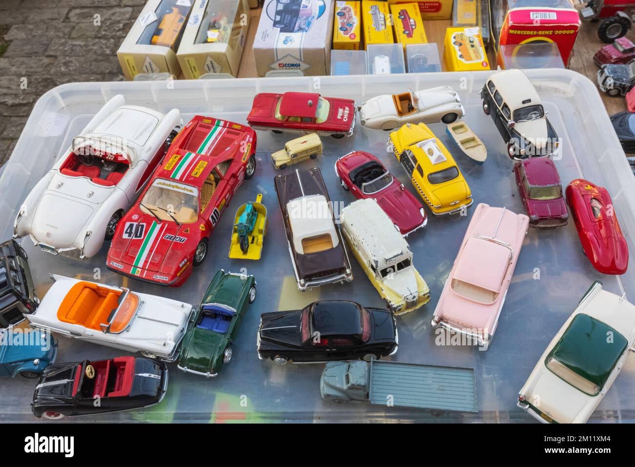 England, Dorset, Bridport, Bridport Market, Display of Vintage Collectible Toy Cars and Trucks Stockfoto