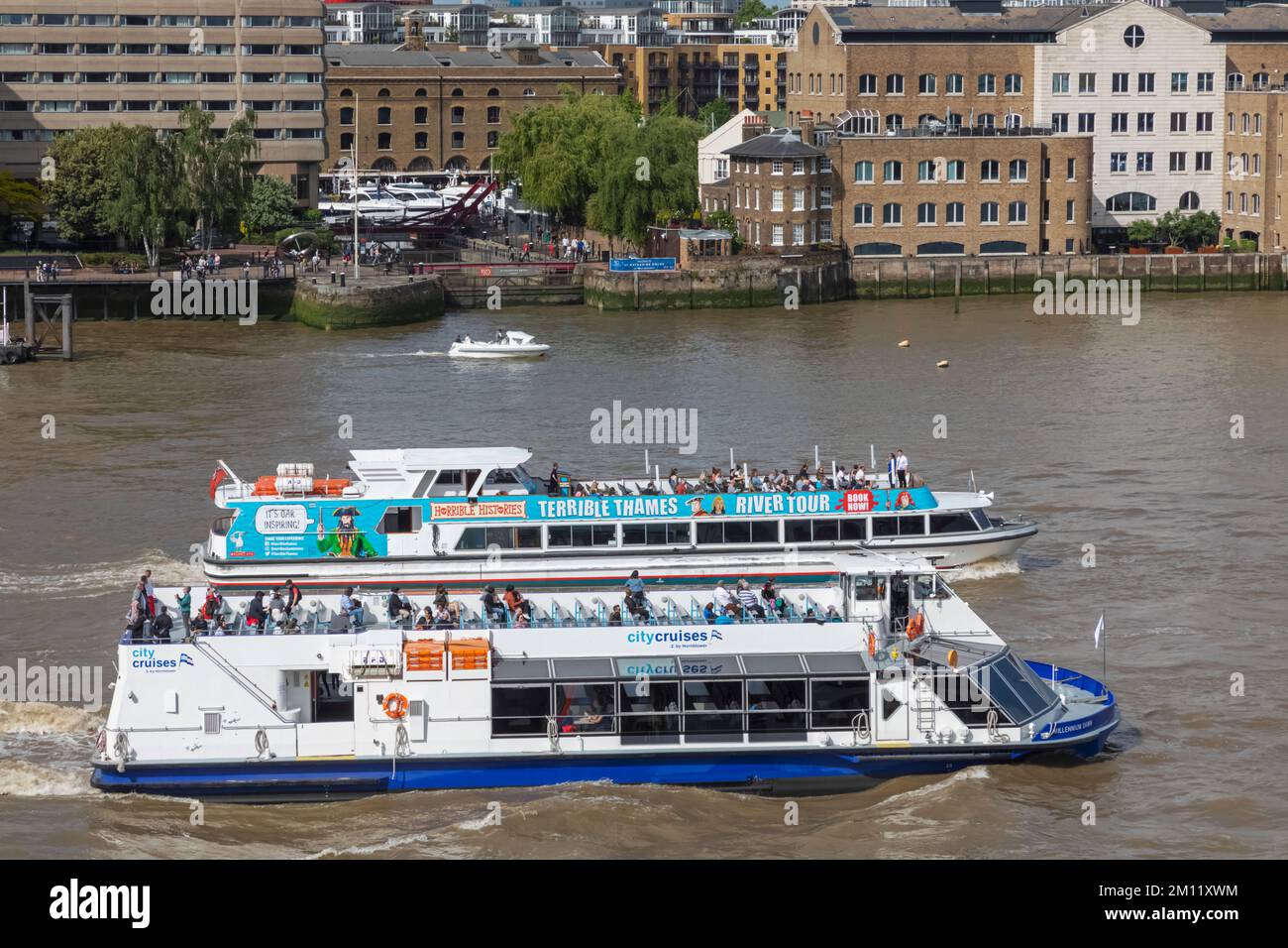 Touristenkreuzboote auf der Themse, London, England Stockfoto