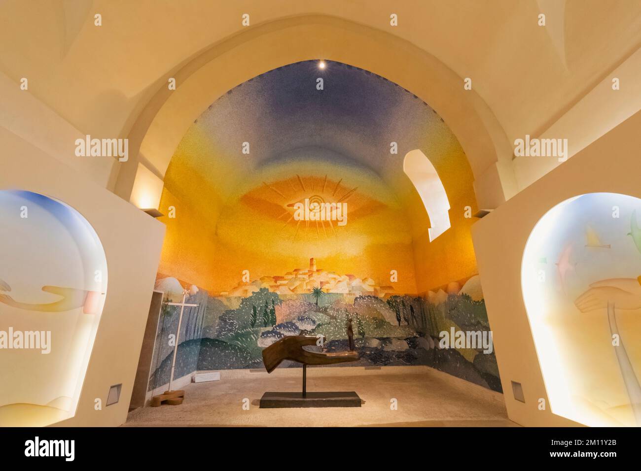 Frankreich, Französische Riviera, Cote d'Azur, St.Paul de Vence, das Folon Chapel Museum aka The White Penitents Chapel mit Kunstwerken von Jean-Michel Folon Stockfoto