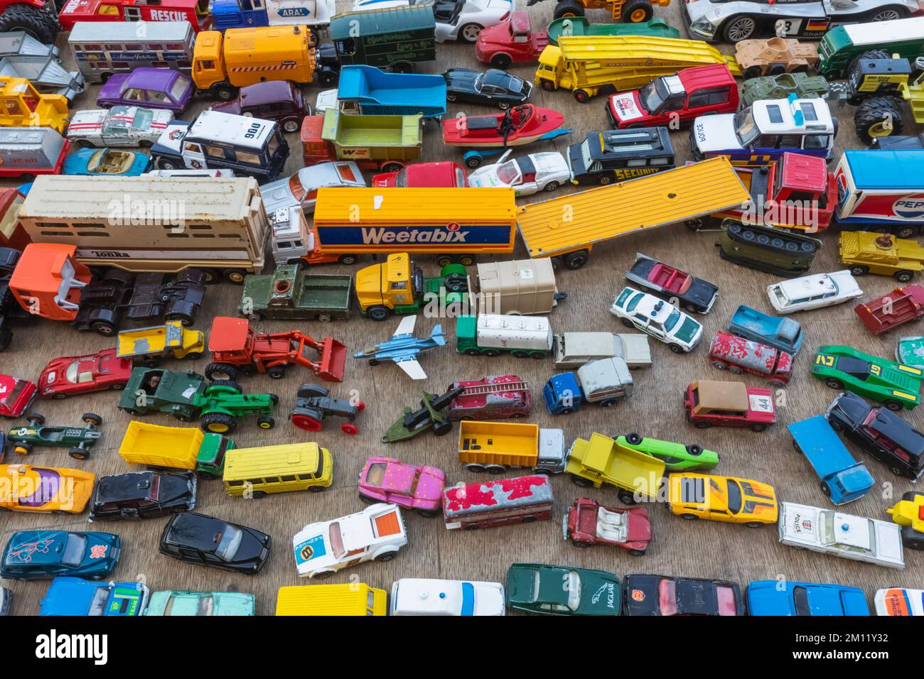 England, Dorset, Bridport, Bridport Market, Display of Vintage Collectible Toy Cars and Trucks Stockfoto
