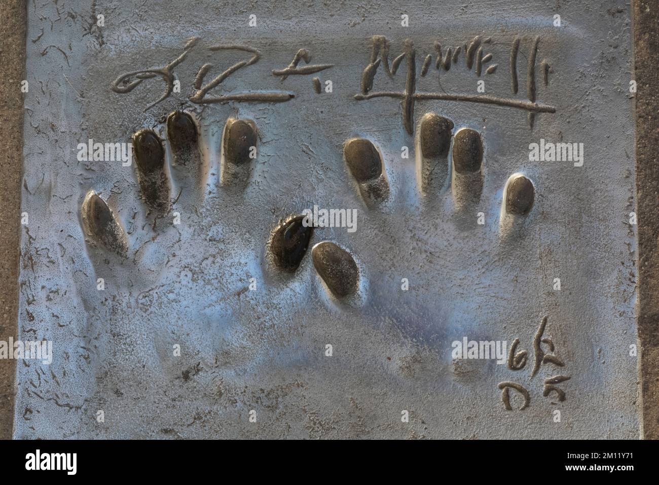 Frankreich, Französische Riviera, Cote d'Azur, Cannes, Palais des Festivals, Handprint von Liza Minnelli auf dem Bürgersteig Stockfoto