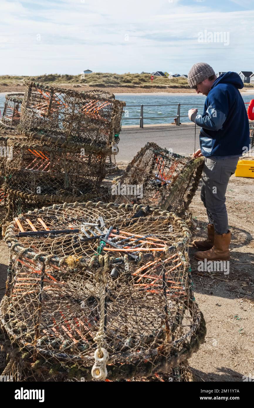 England, Dorset, Christchurch, Mudeford, Fisherman repariert Krabben- und Hummer-Netze Stockfoto