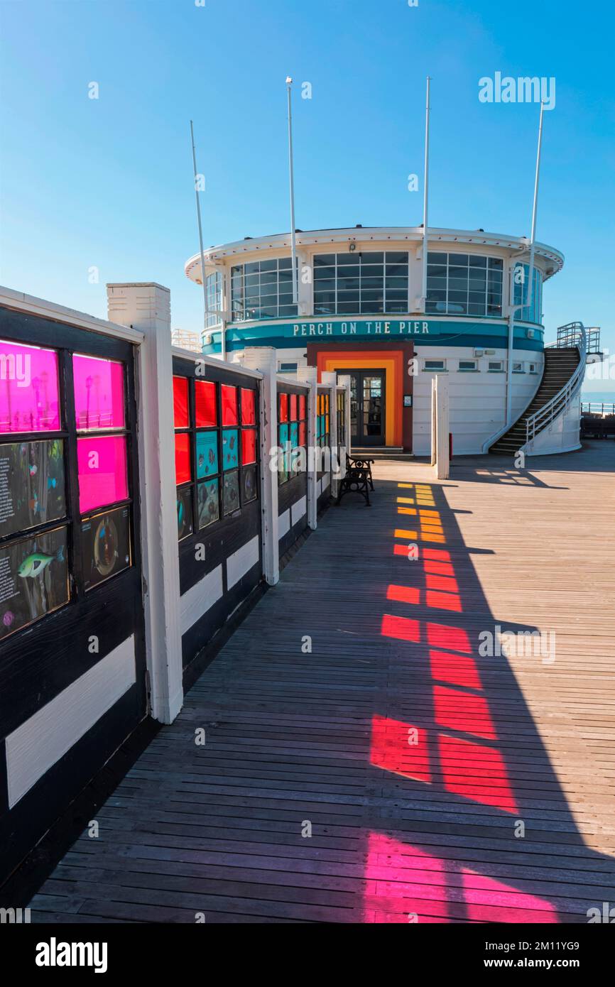 England, West Sussex, Worthing, Worthing Pier, Dekorativer Glaswindschutz Stockfoto