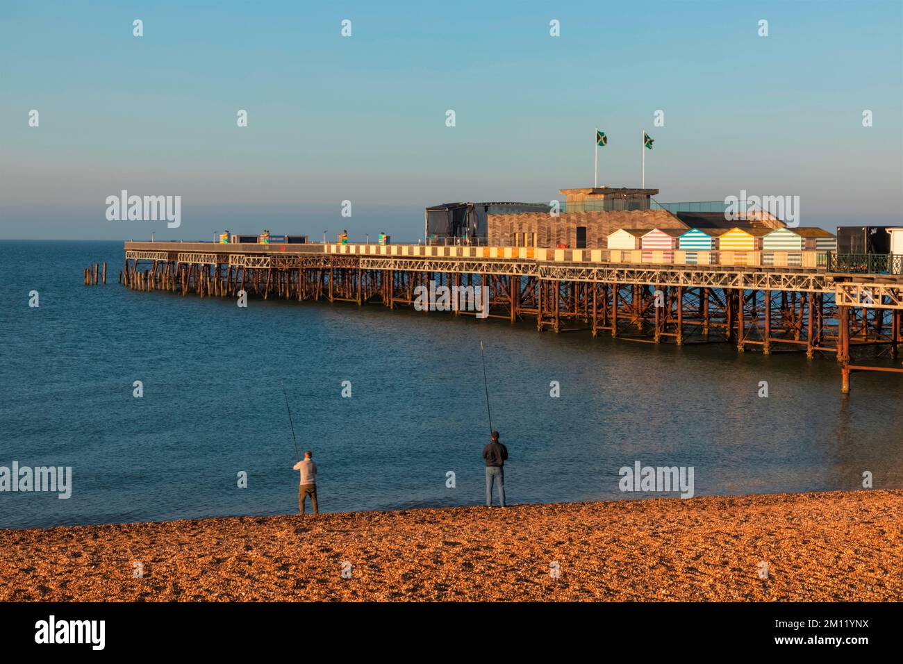 England, East Sussex, Hastings, Fisherman on Beach und Hastings Pier Stockfoto