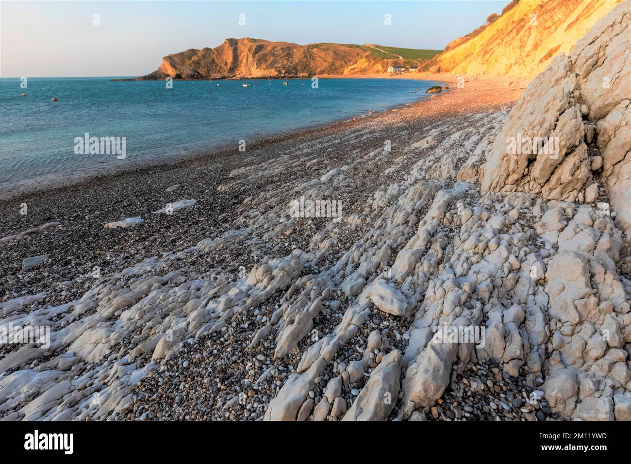 England, Dorset, Lulworth Cove, Cliffs und Beach Stockfoto