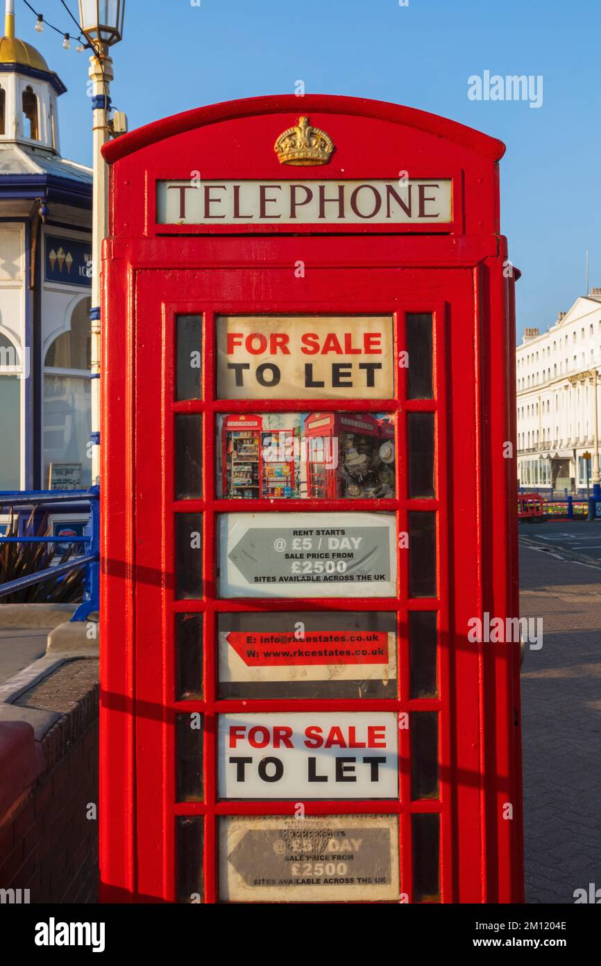 England, East Sussex, Eastbourne, Eastbourne Pier, traditionelle rote Telefondose zum Verkauf oder zum Lassen Stockfoto