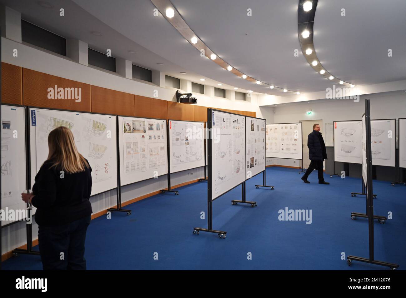 09. Dezember 2022, Thüringen, Weimar: Gäste der Preisverleihung für den Architekturwettbewerb für die Restaurierung des historischen Hauses von Johann Wolfgang von Goethe in Übereinstimmung mit der Erhaltungsanordnung und dem neuen Museumskonzept sehen sich die eingereichten Entwürfe an. Drei Architekturbüros mit ihren Entwürfen stehen auf der Auswahlliste. Das Siegerdesign soll Ende Februar bekannt gegeben werden. Das Ensemble ist Teil des Goethe-Nationalmuseums, ist ein denkmalgeschütztes Gebäude und gehört zum UNESCO-Weltkulturerbe. Im Zuge der für 2026 geplanten Renovierung soll das Wohngebäude sein Stockfoto