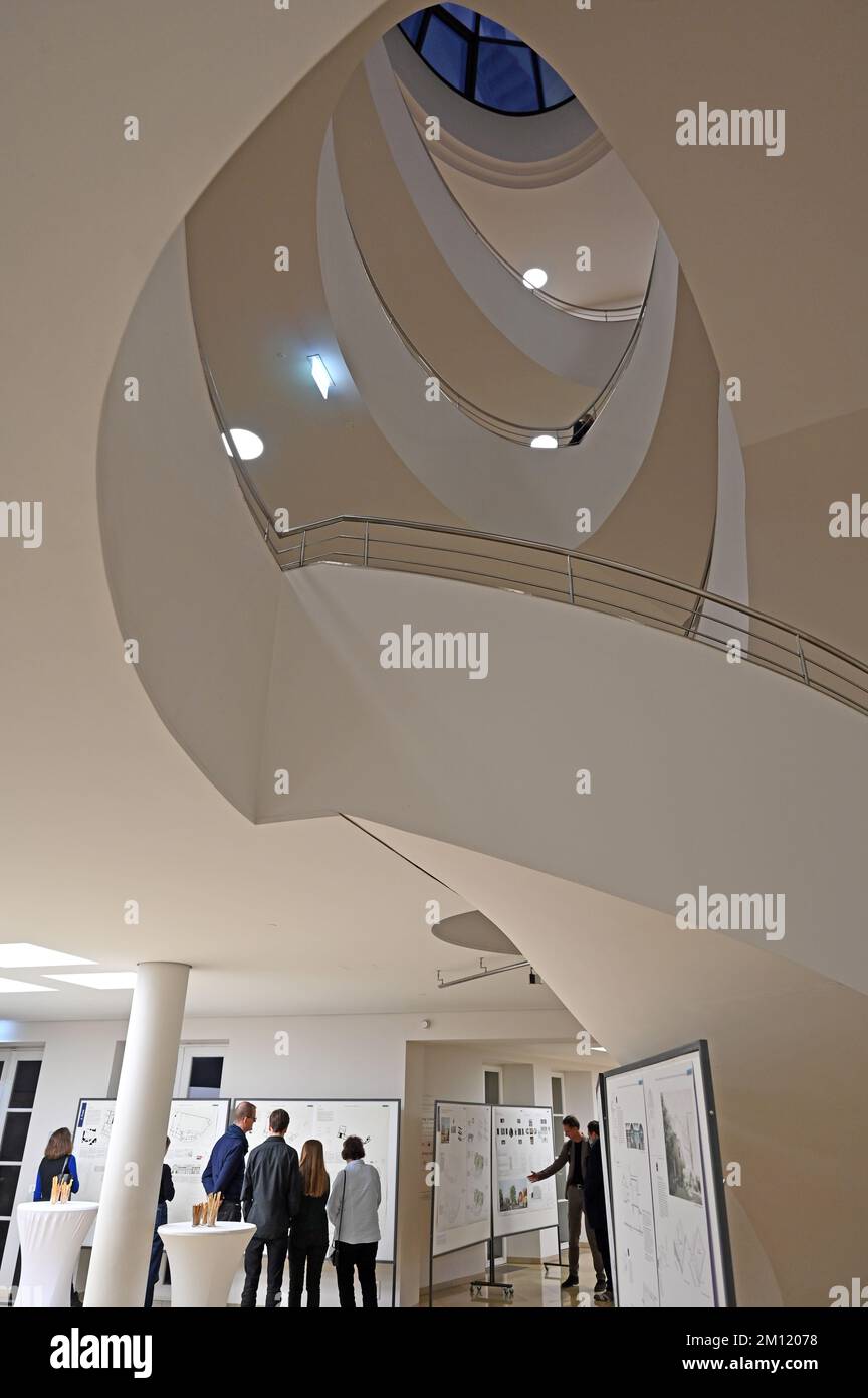 09. Dezember 2022, Thüringen, Weimar: Gäste der Preisverleihung für den Architekturwettbewerb zur Restaurierung des historischen Hauses von Johann Wolfgang von Goethe in Übereinstimmung mit der Erhaltungsanordnung und dem neuen Museumskonzept betrachten die preisgekrönten Designs. Drei Architekturbüros mit ihren Entwürfen stehen auf der Auswahlliste. Das Siegerdesign soll Ende Februar bekannt gegeben werden. Das Ensemble ist Teil des Goethe-Nationalmuseums, ist ein denkmalgeschütztes Gebäude und gehört zum UNESCO-Weltkulturerbe. Im Zuge der für 2026 geplanten Renovierung soll das Wohngebäude in der Werbung erscheinen Stockfoto