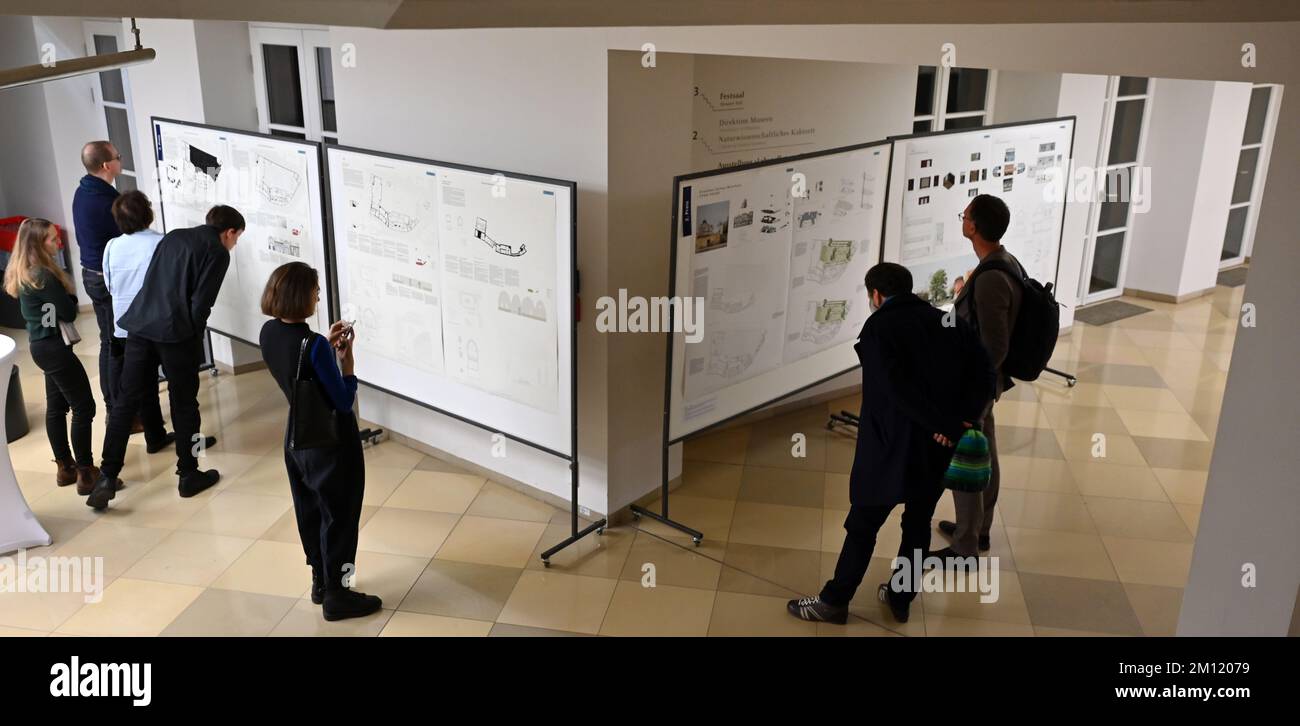 09. Dezember 2022, Thüringen, Weimar: Gäste der Preisverleihung für den Architekturwettbewerb zur Restaurierung des historischen Hauses von Johann Wolfgang von Goethe in Übereinstimmung mit der Erhaltungsanordnung und dem neuen Museumskonzept betrachten die preisgekrönten Designs. Drei Architekturbüros mit ihren Entwürfen stehen auf der Auswahlliste. Das Siegerdesign soll Ende Februar bekannt gegeben werden. Das Ensemble ist Teil des Goethe-Nationalmuseums, ist ein denkmalgeschütztes Gebäude und gehört zum UNESCO-Weltkulturerbe. Im Zuge der für 2026 geplanten Renovierung soll das Wohngebäude in der Werbung erscheinen Stockfoto