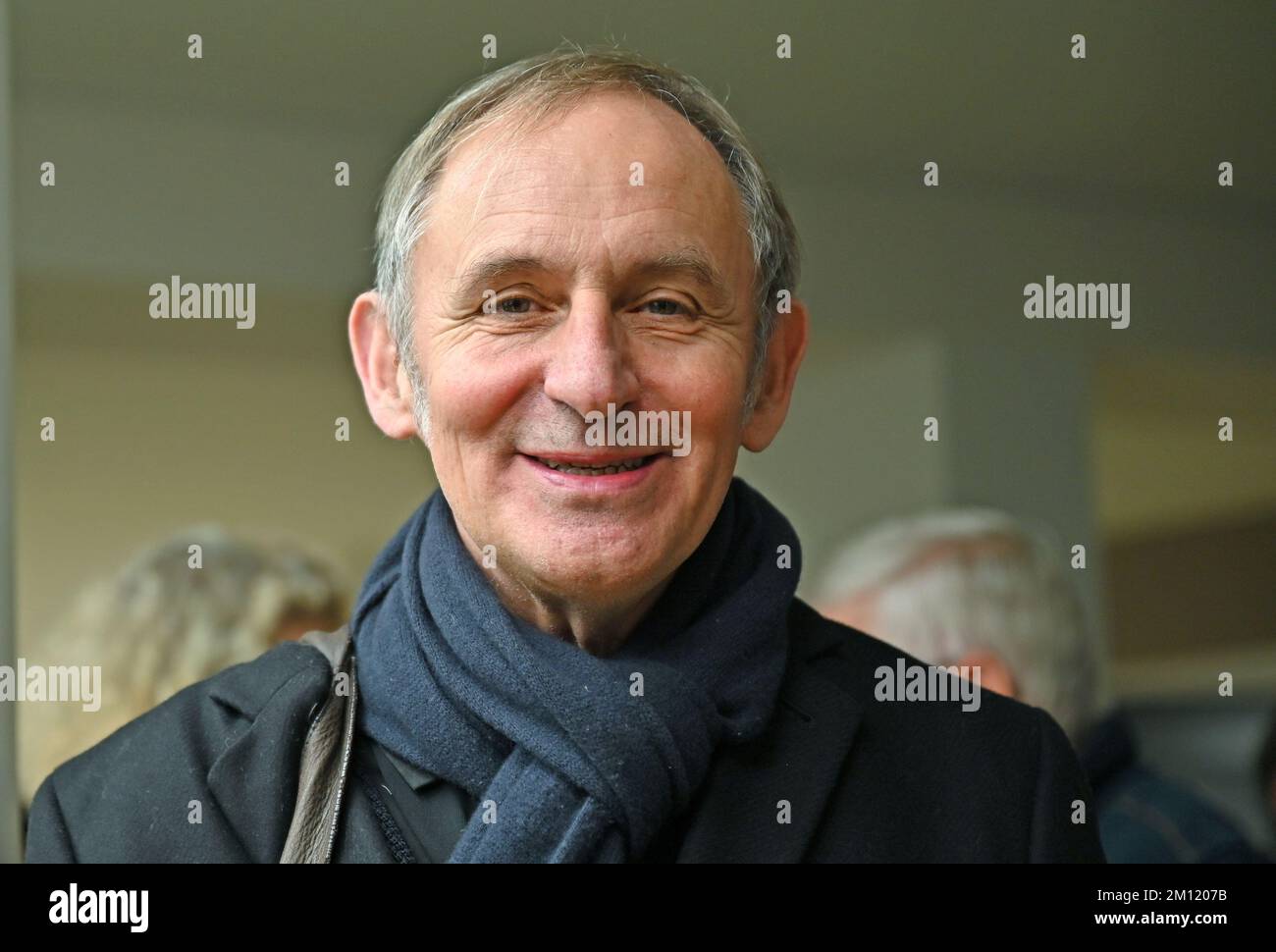 09. Dezember 2022, Thüringen, Weimar: Volker Staab, Architekt und Vorsitzender der Jury, nach der Preisverleihung für den Architekturwettbewerb zur Restaurierung des historischen Wohnsitzes von Johann Wolfgang von Goethe gemäß der Erhaltungsanordnung und dem neuen Museumskonzept. Drei Architekturunternehmen mit ihren Entwürfen stehen auf der Auswahlliste. Das Siegerdesign soll Ende Februar bekannt gegeben werden. Das Ensemble ist Teil des Goethe-Nationalmuseums, ist ein denkmalgeschütztes Gebäude und gehört zum UNESCO-Weltkulturerbe. Im Zuge der für 2026 geplanten Renovierung wurde das Wohngebäude gebaut Stockfoto