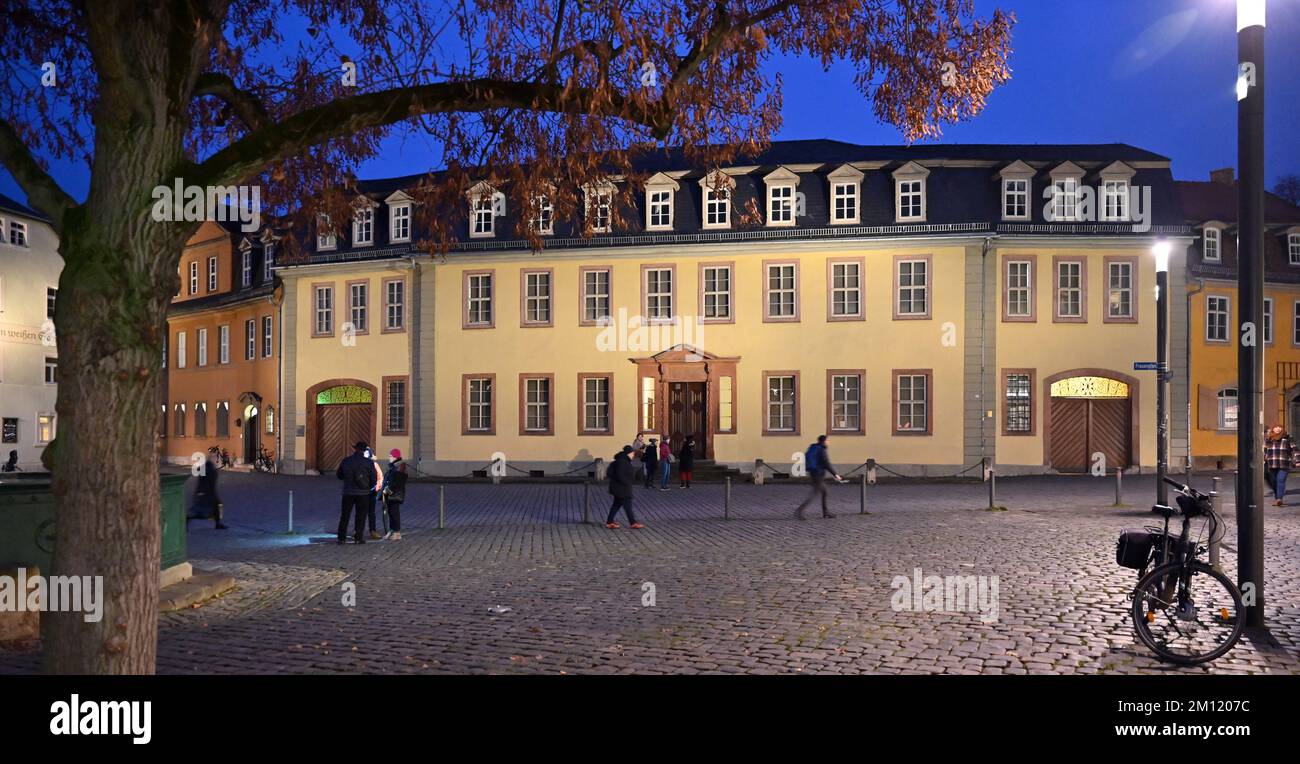 09. Dezember 2022, Thüringen, Weimar: Goethe-Nationalmuseum mit der historischen Residenz von Johann Wolfgang von Goethe. Drei Architekturunternehmen wurden in die engere Wahl für einen Architekturwettbewerb für die Restaurierung und Umgestaltung des Museums des „Ensemble Goethes Wohnhaus“ gewählt. Das Siegerdesign soll Ende Februar bekannt gegeben werden. Das Ensemble ist Teil des Goethe-Nationalmuseums, ist ein denkmalgeschütztes Gebäude und gehört zum UNESCO-Weltkulturerbe. Im Zuge der für 2026 geplanten Renovierung soll das Wohngebäude an einen modernen technischen und Museumsstandard angepasst werden. Fotopapier Stockfoto