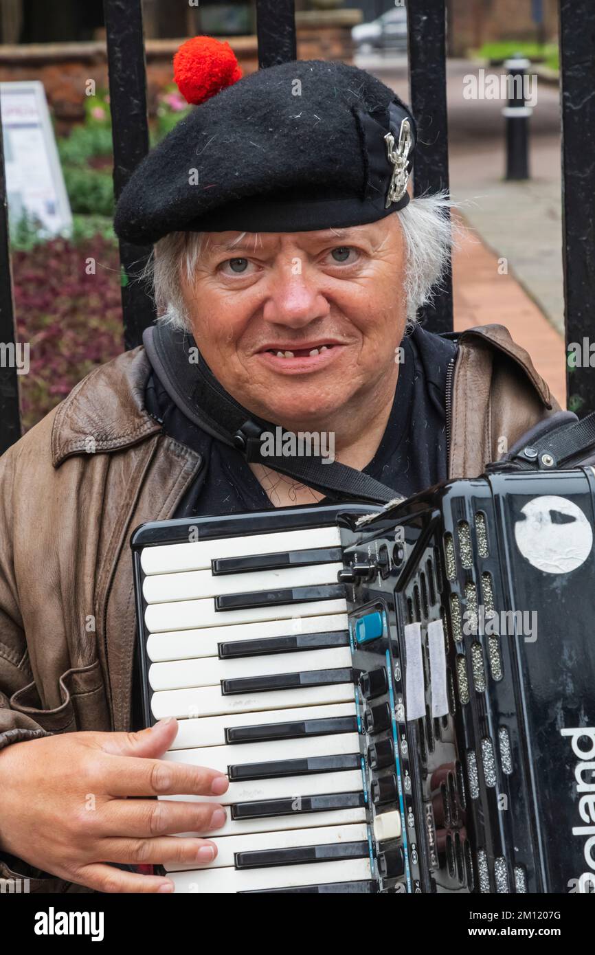 England, Kent, Rochester, Busker Spielen Accordian Stockfoto
