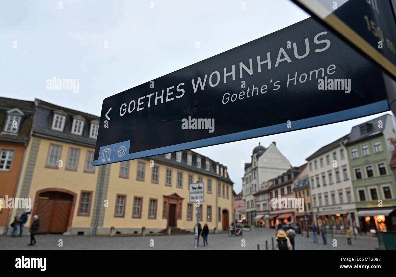 09. Dezember 2022, Thüringen, Weimar: Goethe-Nationalmuseum mit der historischen Residenz von Johann Wolfgang von Goethe. Drei Architekturunternehmen wurden in die engere Wahl für einen Architekturwettbewerb für die Restaurierung und Umgestaltung des Museums des „Ensemble Goethes Wohnhaus“ gewählt. Das Siegerdesign soll Ende Februar bekannt gegeben werden. Das Ensemble ist Teil des Goethe-Nationalmuseums, ist ein denkmalgeschütztes Gebäude und gehört zum UNESCO-Weltkulturerbe. Im Zuge der für 2026 geplanten Renovierung soll das Wohngebäude an einen modernen technischen und Museumsstandard angepasst werden. Fotopapier Stockfoto