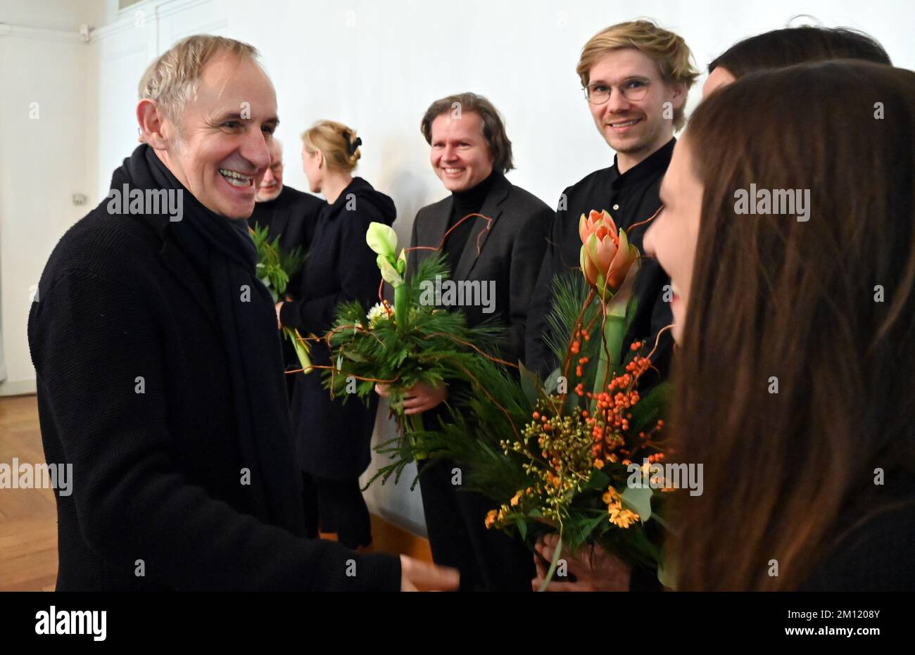 09. Dezember 2022, Thüringen, Weimar: Volker Staab (l), Architekt und Vorsitzender der Jury, gratuliert den Preisträgern eines Architekturwettbewerbs zur Restaurierung des historischen Hauses von Johann Wolfgang von Goethe in Übereinstimmung mit der Erhaltungsanordnung und einem neuen Museumskonzept. Drei Architekturunternehmen mit ihren Entwürfen stehen auf der Auswahlliste. Das Siegerdesign soll Ende Februar bekannt gegeben werden. Das Ensemble ist Teil des Goethe-Nationalmuseums, ist ein denkmalgeschütztes Gebäude und gehört zum UNESCO-Weltkulturerbe. Im Zuge der für 2026 geplanten Renovierung, das Wohngebäude i Stockfoto