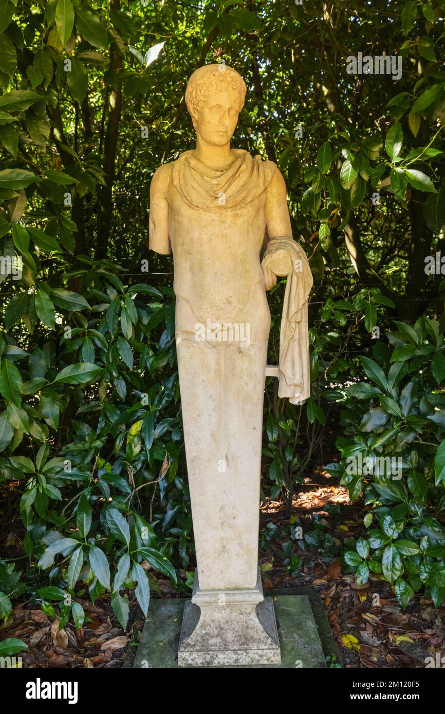 England, West Sussex, Haywards Heath, Handcross, Nymans House and Garden, Ornamental Statue of Female Stockfoto