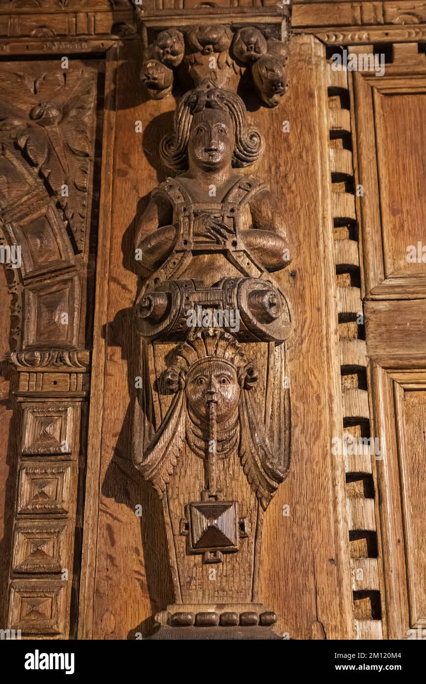 England, Kent, Rochester, Eastgate House, Grand Reception Room, Detail der Holzverkleidung mit Kamin Stockfoto