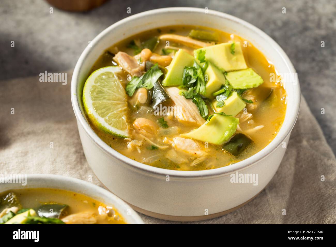 Hausgemachtes weißes Hühnchen Chili con Carne mit Tortilla Chips Stockfoto