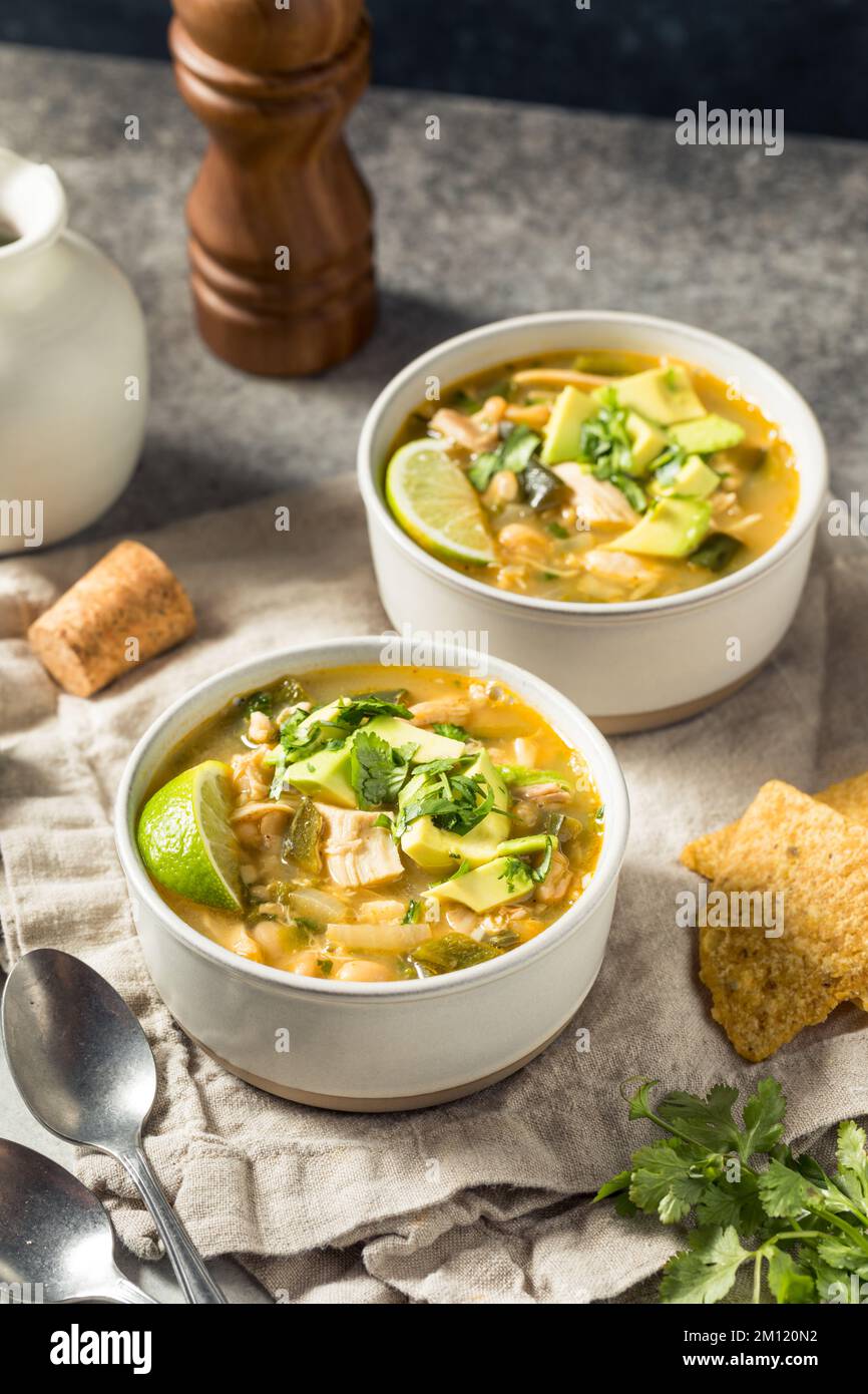 Hausgemachtes weißes Hühnchen Chili con Carne mit Tortilla Chips Stockfoto