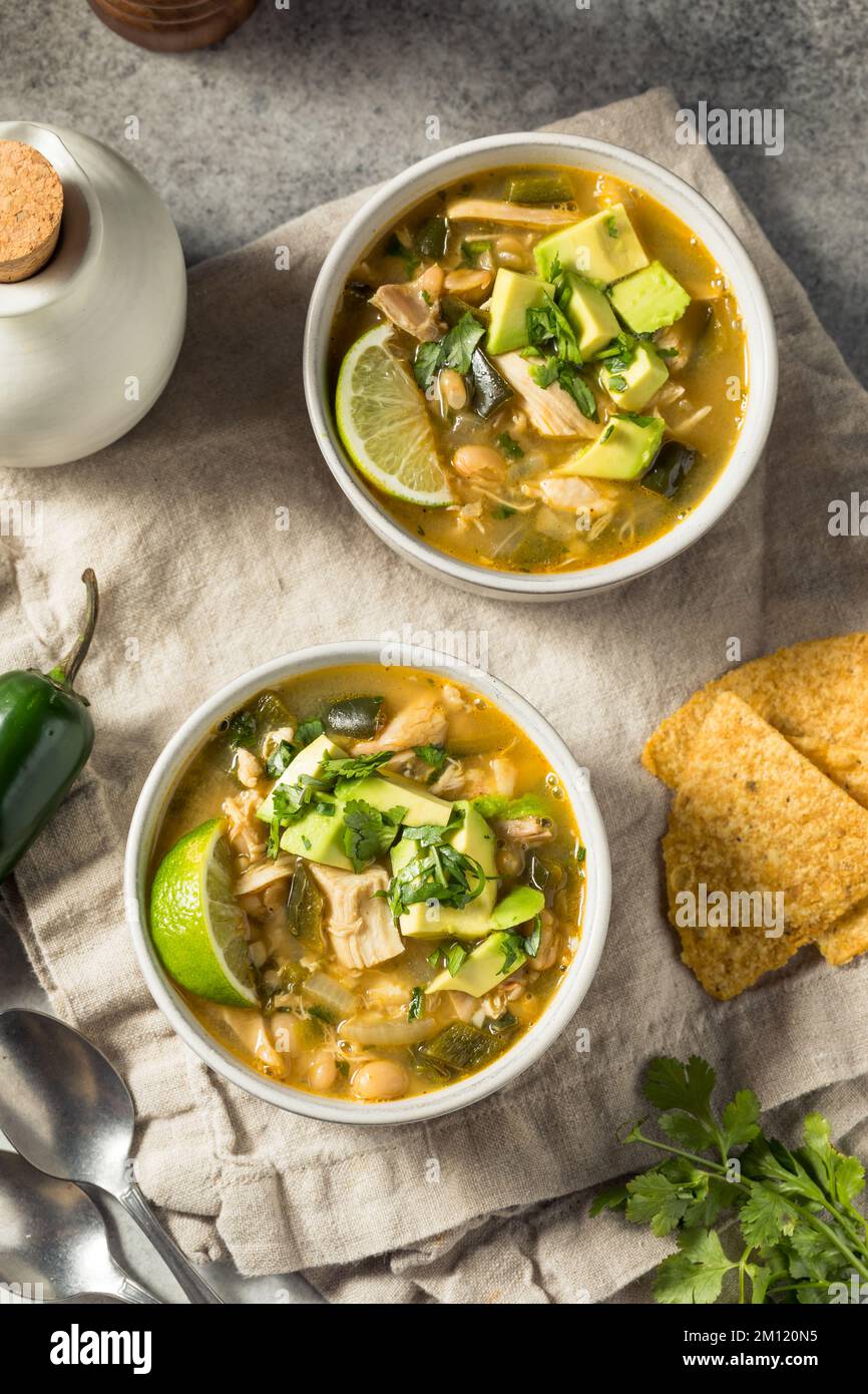 Hausgemachtes weißes Hühnchen Chili con Carne mit Tortilla Chips Stockfoto
