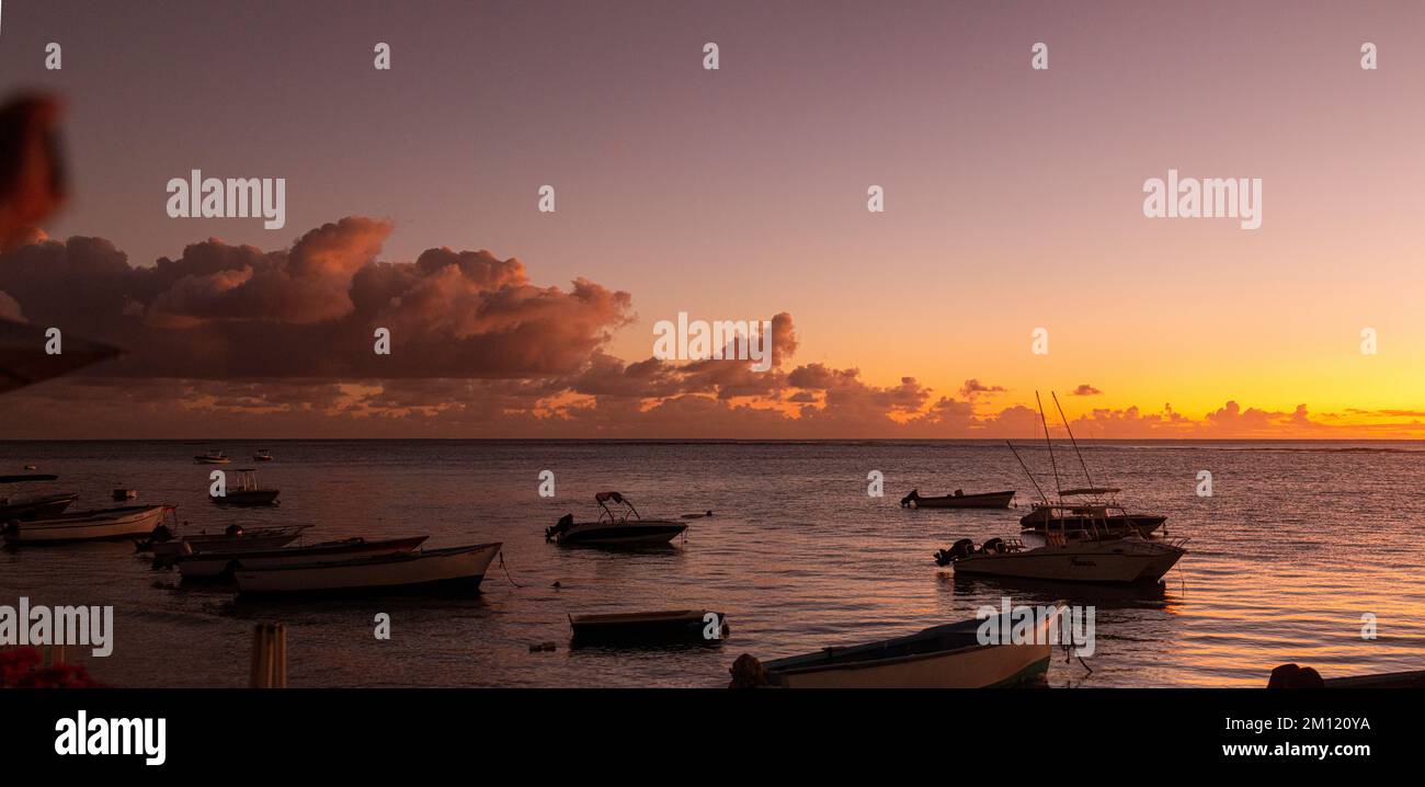 Blick auf das Meer mit Booten und den Horizont kurz nach Sonnenuntergang. Insel Mauritius, Afrika Stockfoto