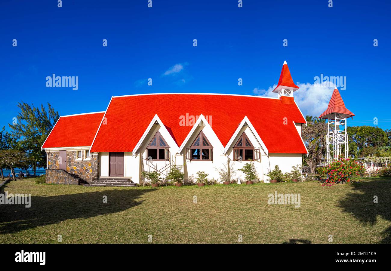 Panoramaaufnahme der Notre Dame Auxiliatrice Kirche mit unverwechselbarem rotem Dach am Cap Malheureux, Mauritius Island, Indischer Ozean Stockfoto