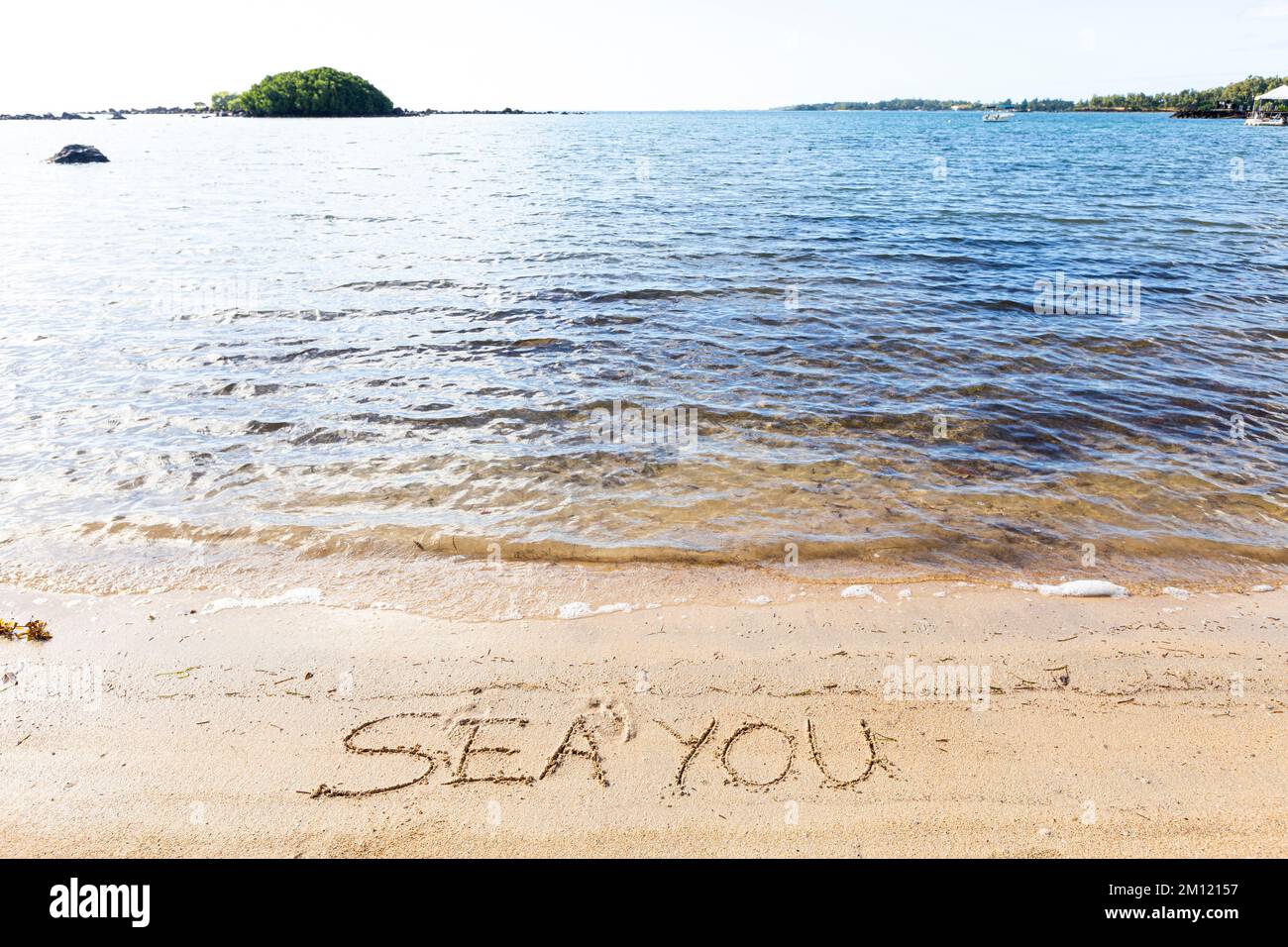 Sea You - wie eine Botschaft geschrieben mit einem Finger im Sand an einem Strand mit Wellen und blauem Ozean auf Mauritius Island, Afrika, Draufsicht, niemand Stockfoto