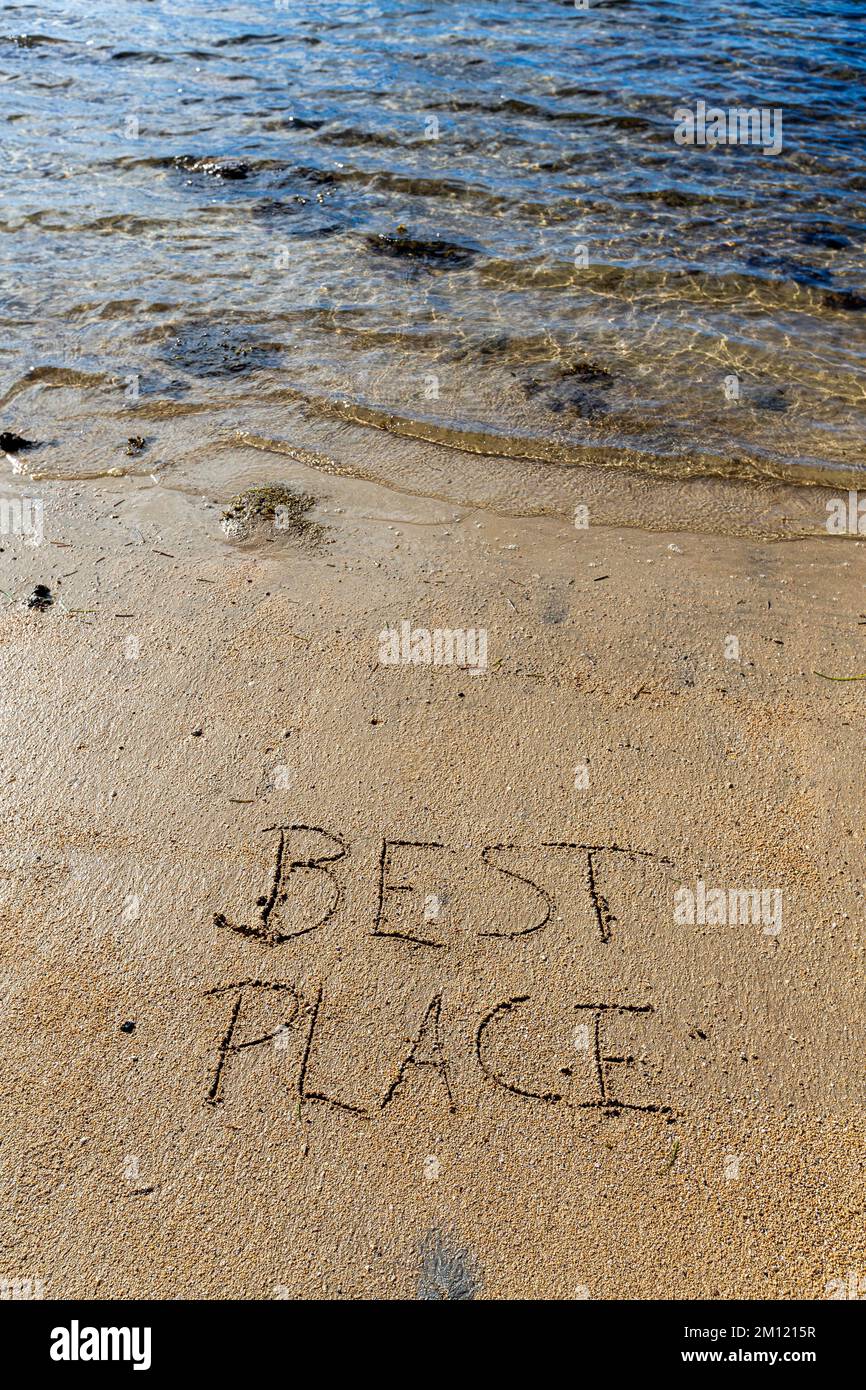 BEST PLACE Nachricht geschrieben mit einem Finger im Sand an einem Strand mit Wellen und blauem Ozean auf Mauritius Insel, Afrika, Draufsicht, niemand Stockfoto