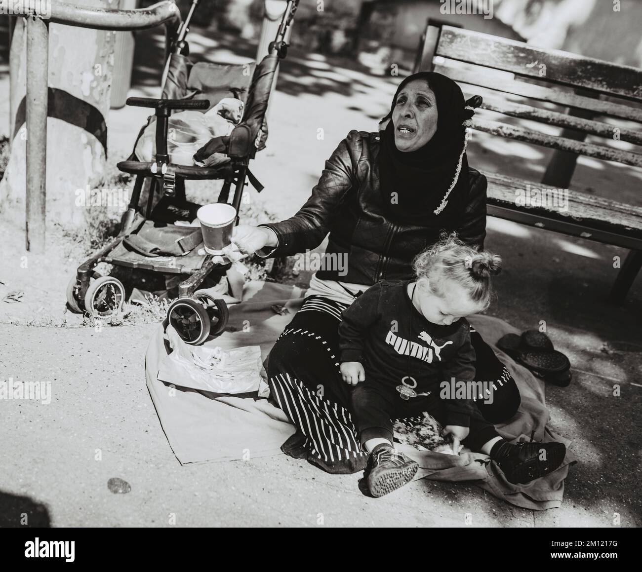 Frankreich, Lyon, eine Obdachlose mit einem kleinen Kind Stockfoto