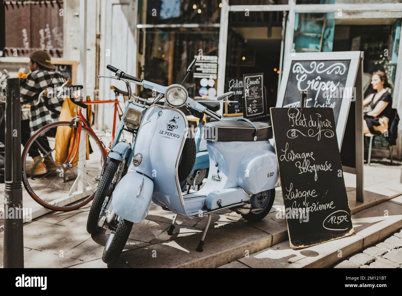 Frankreich, Lyon, Zweiräder vor einem Café Stockfoto