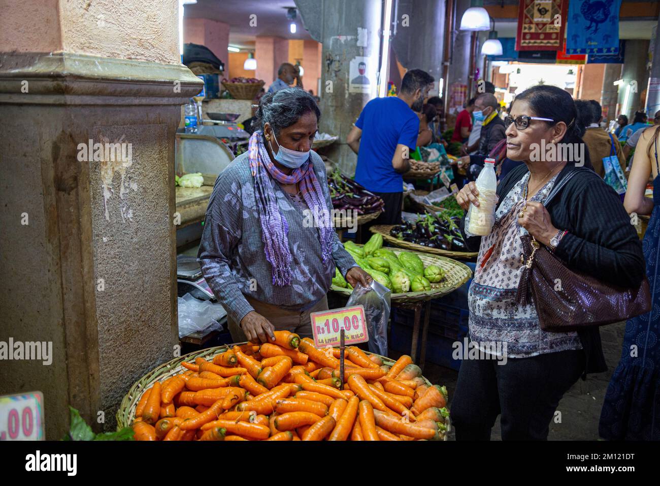 Central Market auf Mauritius Island, Afrika: Dieser belebte Markt unter freiem Himmel bietet eine Vielzahl von Waren zum Verkauf, einschließlich Obst, Kräutern, Gewürzen und Stockfoto