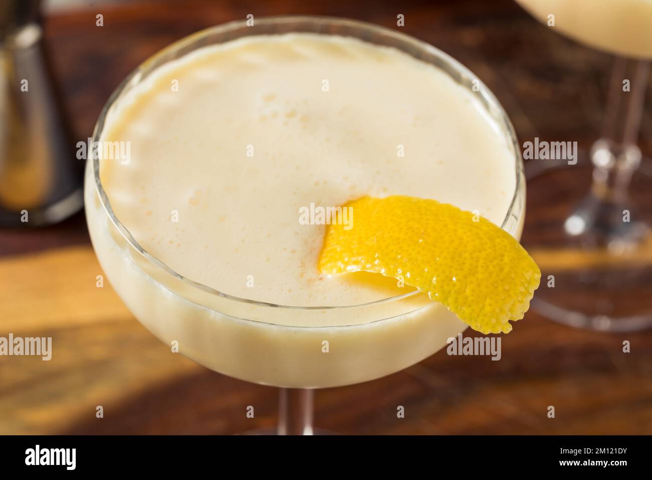 Erfrischender Advocaat Canary Flip Cocktail mit Zitrone Stockfoto