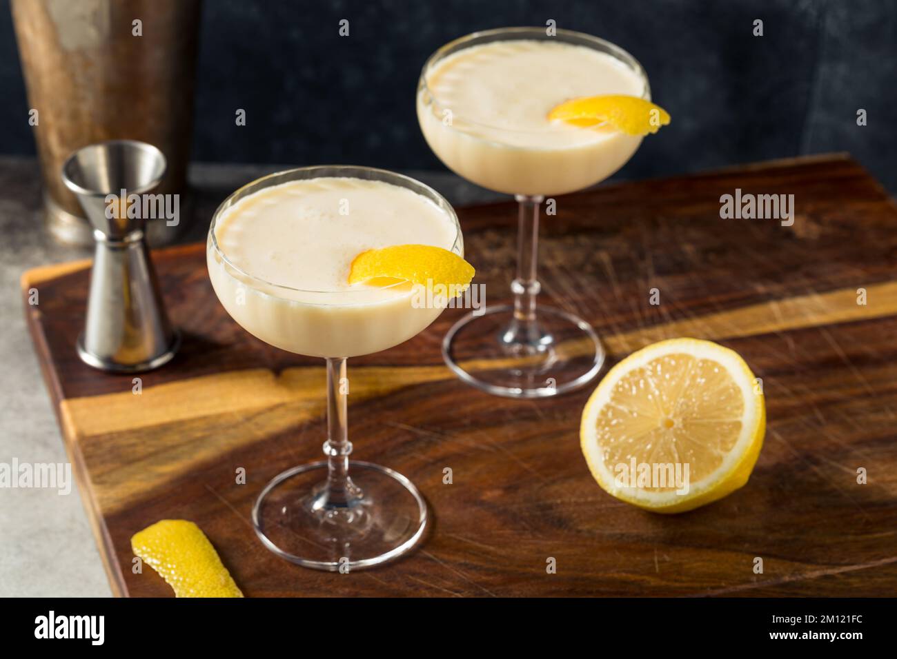 Erfrischender Advocaat Canary Flip Cocktail mit Zitrone Stockfoto