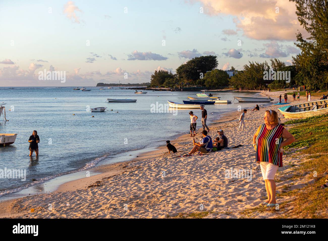 Touristen genießen die Abendsonne auf Mauritius, Afrika Stockfoto