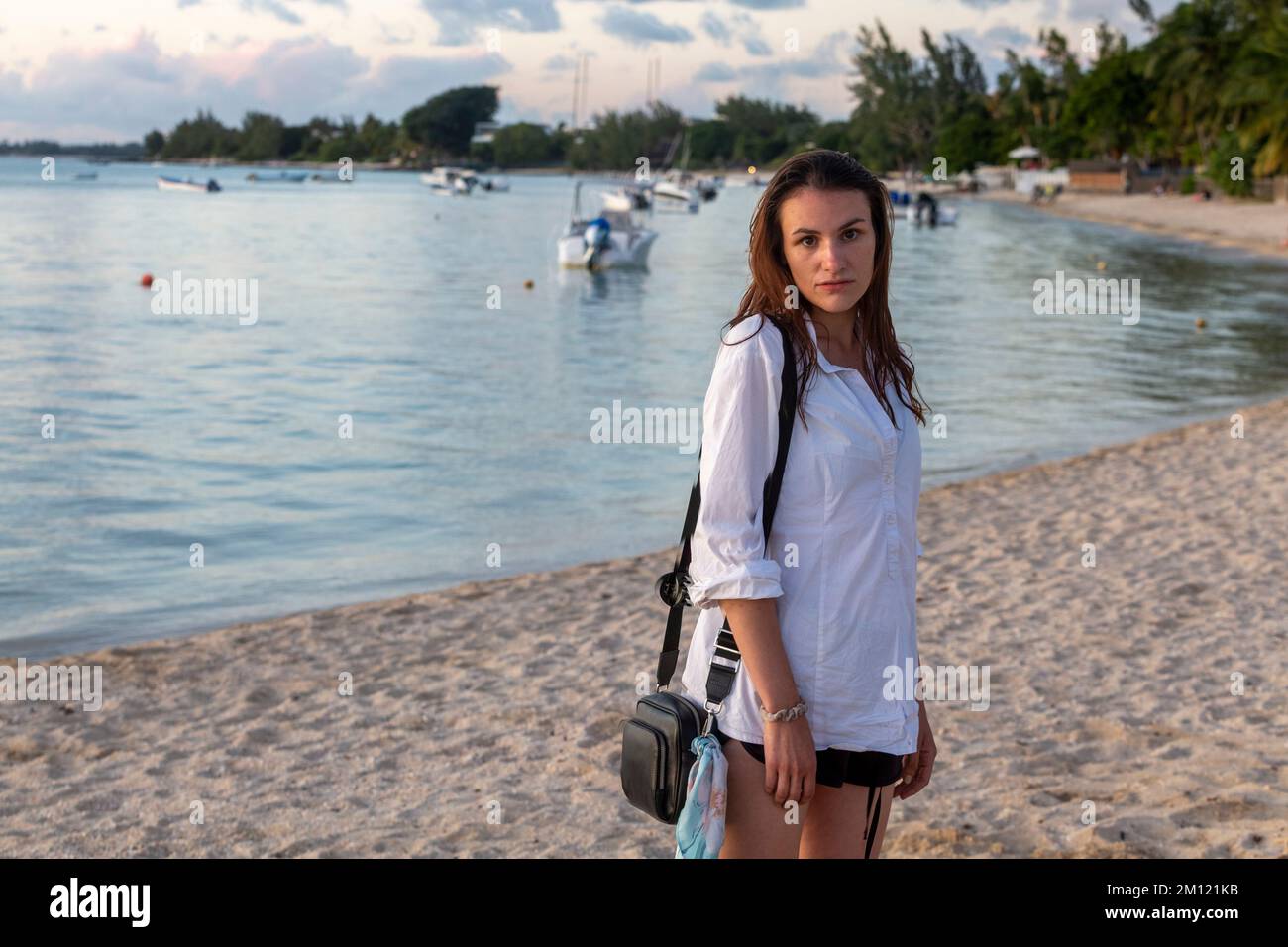 Ein junges weibliches Model, das die Abendsonne an einem der Strände an der Westküste der Insel mauritius, Afrika, genießt Stockfoto