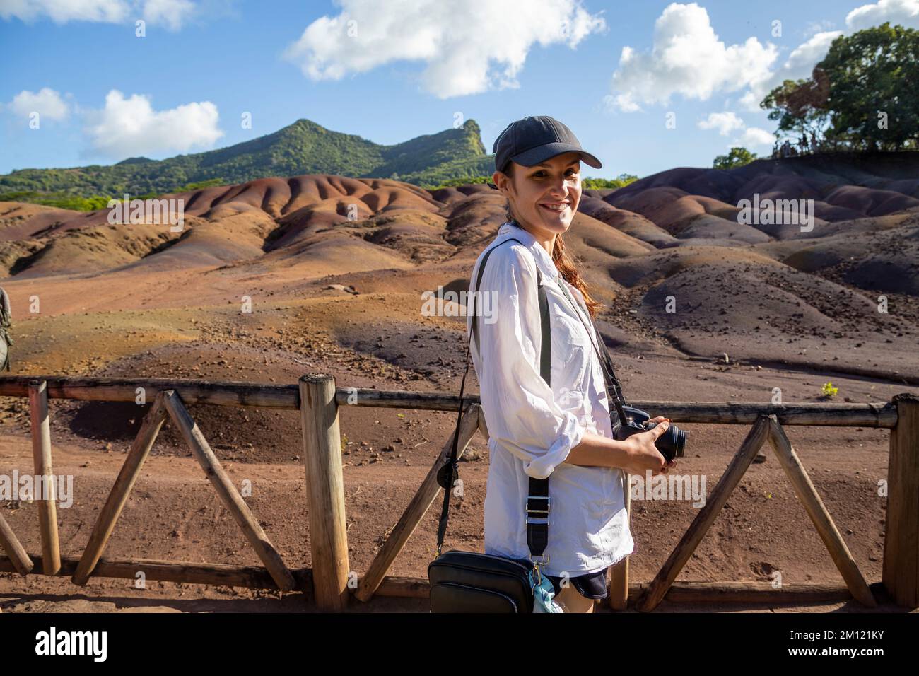 Junge europäische Dame vor einer der Hauptattraktionen von Mauritius - einzigartiger Nationalpark Chamarel, der die Erde mit den „glatten Farben“ bedeckt Stockfoto