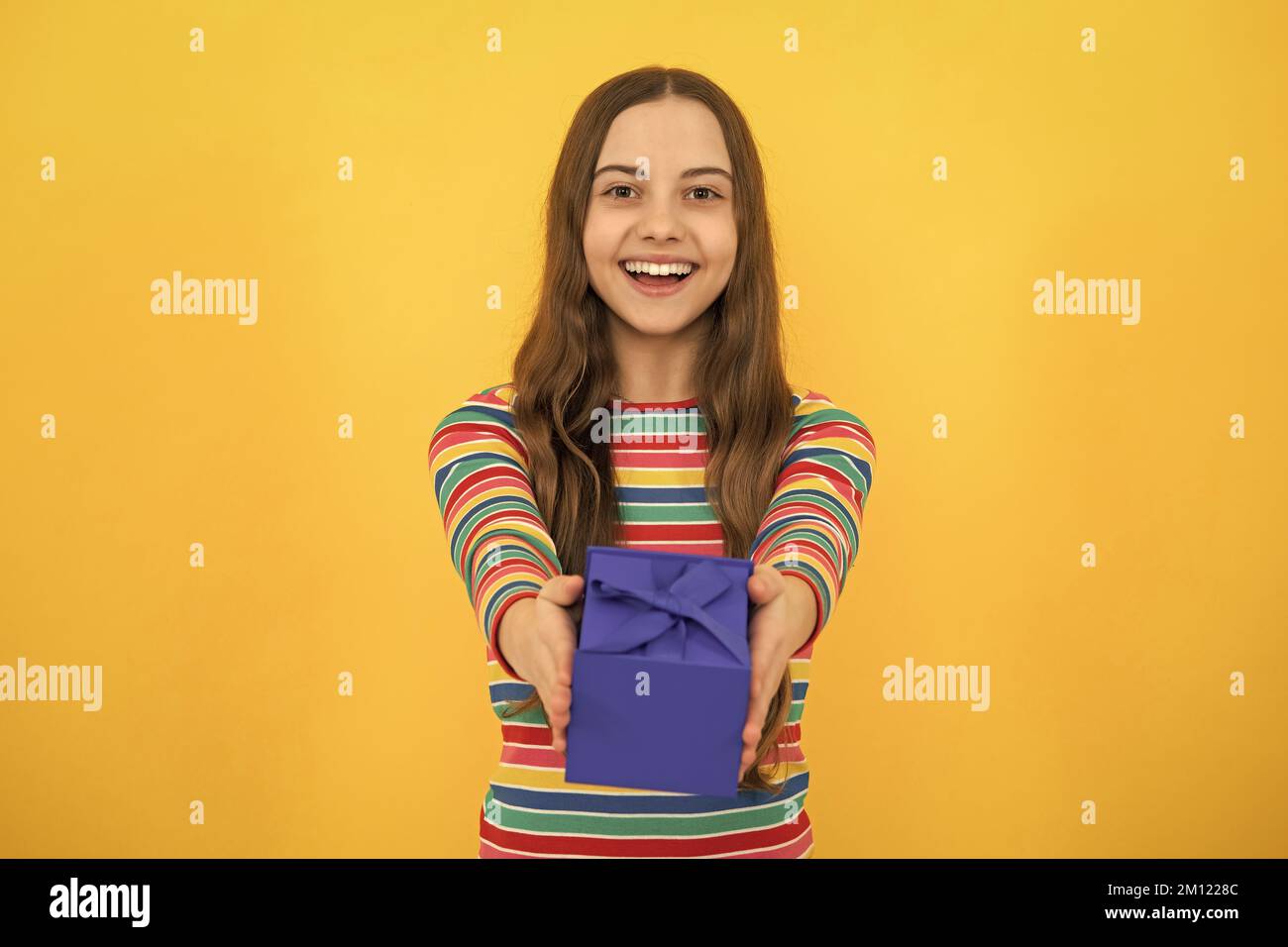 Porträt eines Teenagers Kind Mädchen 12, 13, 14 Jahre alt mit Weihnachts-Geschenkbox. Teen geben Geburtstagsgeschenk. Stockfoto