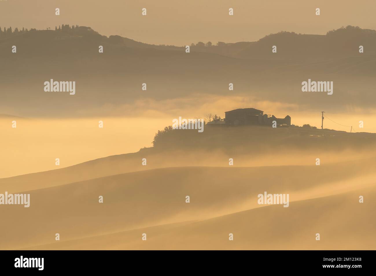 Bauernhof auf dem Hügel, Nebel, Toskana, Italien Stockfoto